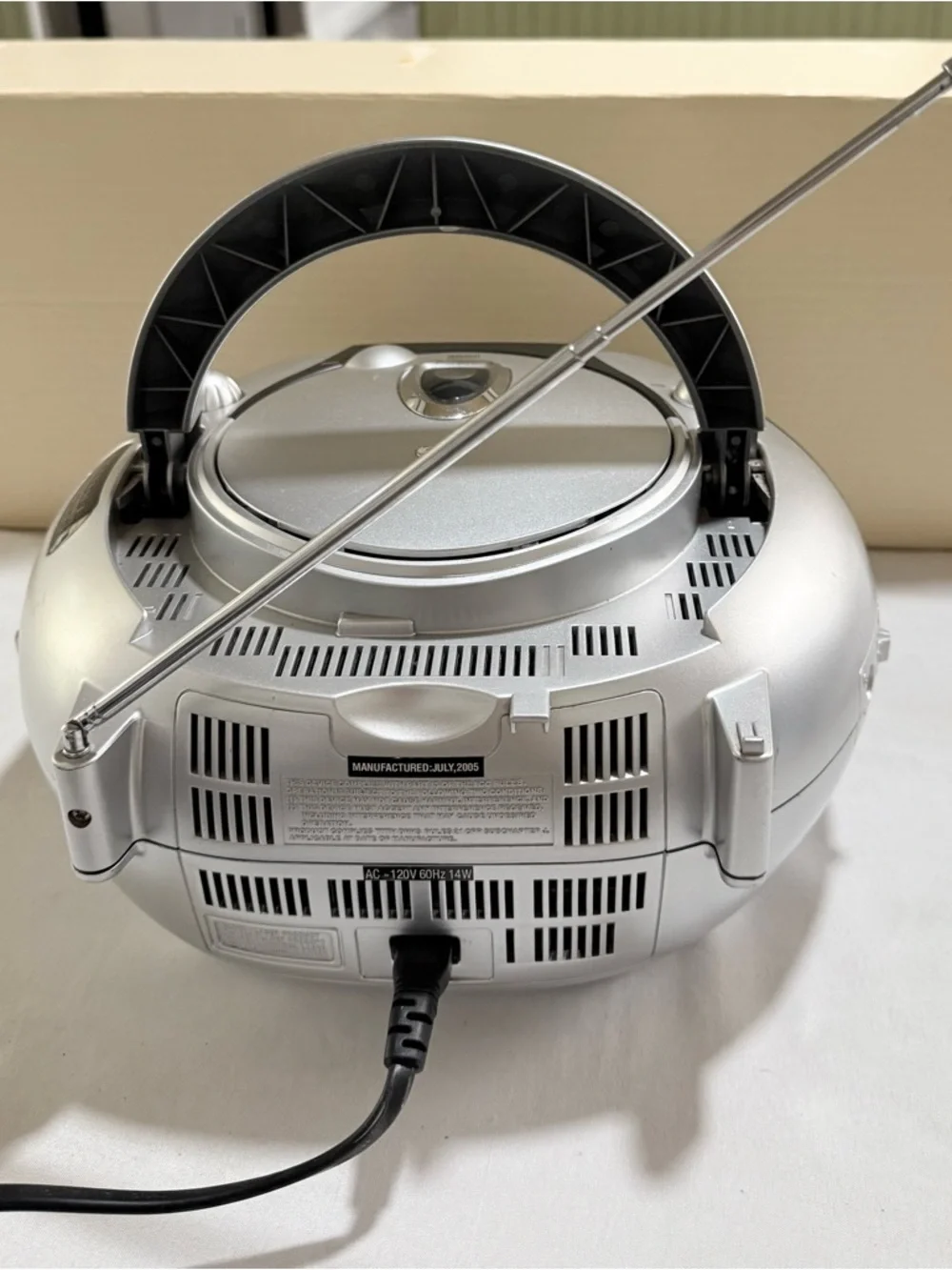 Durabrand AM/FM Radio Portable CD Player / Model CD-1095 Silver & Black - Picture 4 of 10